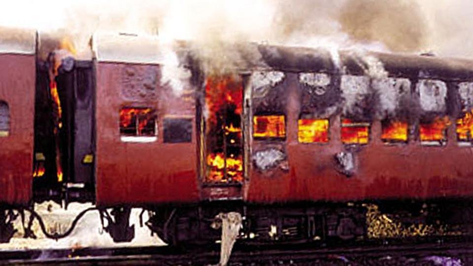 Sabarmati Express arrived at Godhra railway station. It was burnt by a mob of 1000 Islamist Radicals. 59 Hindus, including women and children, were burnt alive.