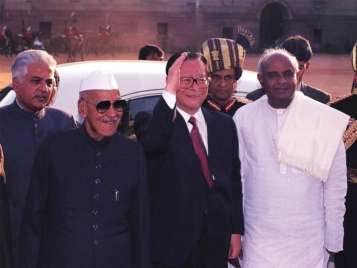 India China Border Agreements: Then PM HD Deve Gowda  with Chinese President Jiang Zemin who visited India in 1996. He’s additionally accompanied by President Shankar Dayal Sharma (left).
