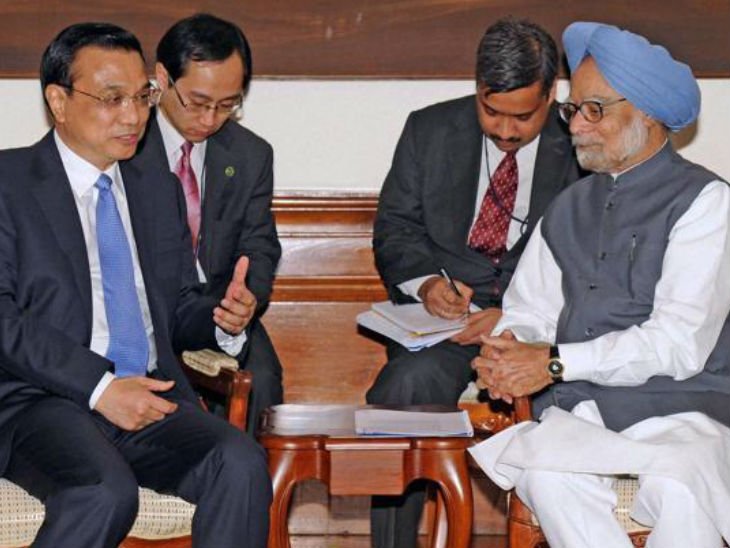 Prime Minister of India Manmohan Singh and Chinese language Premier Li Keqiang
