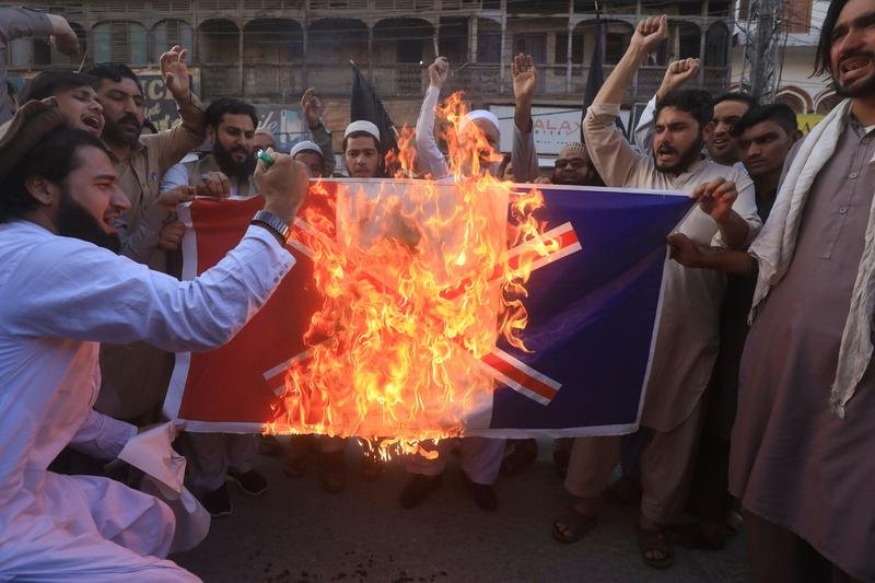 Imran Khan Risking The Future Of Pakistanis In France? Angry Islamist Radical Protesters in Pakistan