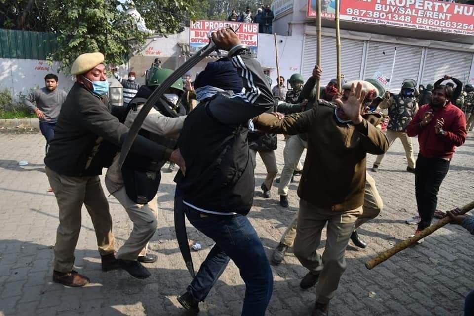 Khalistani Supporters attacking Police on duty with Sword during riots in New Delhi, India | NewsComWorld.com