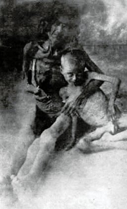 Starved Armenian woman with her son in Syrian desert, 1916 | Armenian Genocide | NewsComWorld.com