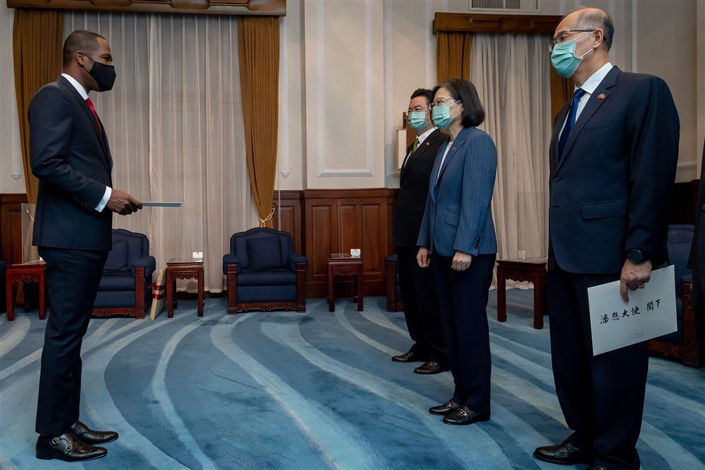 From left: Haiti's new Ambassador to Taiwan Roudy Stanley Penn, Foreign Minister Joseph Wu, President Tsai Ing-wen, Secretary General of the Presidential Office David Lee. Photo courtesy of the Presidential Office